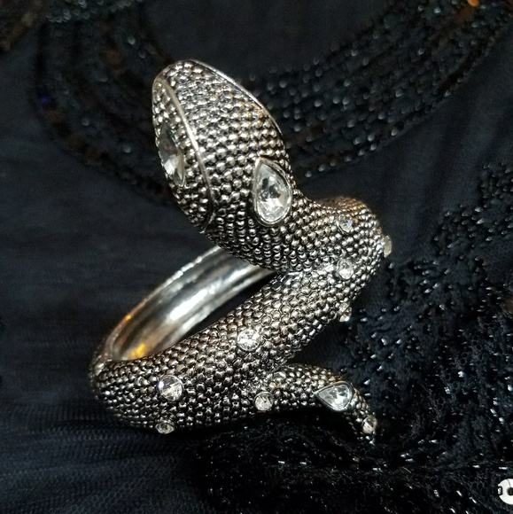 EUC GUESS Cleopatra Bracelet🌹 - Picture 3 of 8